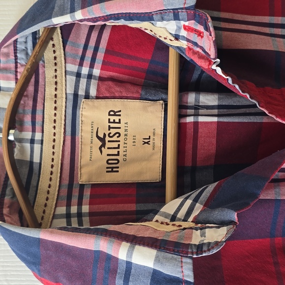 Hollister shirt XL ( slim fit more like L ) - Picture 2 of 3